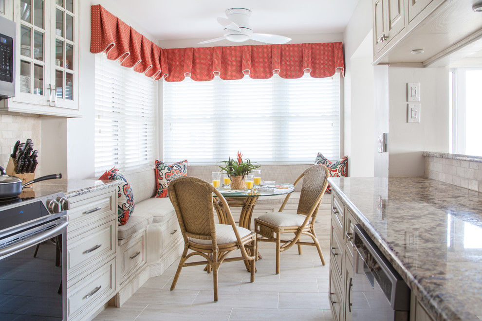 Idée de décoration pour une salle à manger ouverte sur la cuisine marine avec un mur blanc et un sol beige.