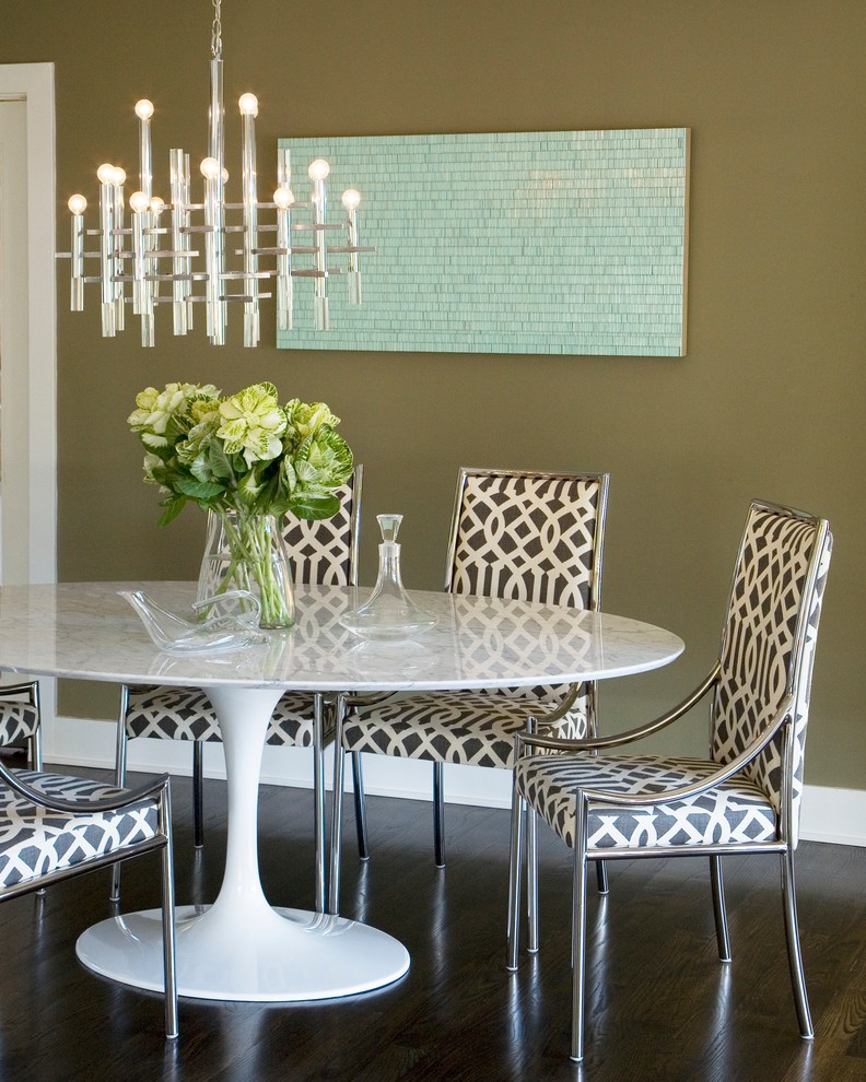 Cette image montre une salle à manger design avec un mur vert.
