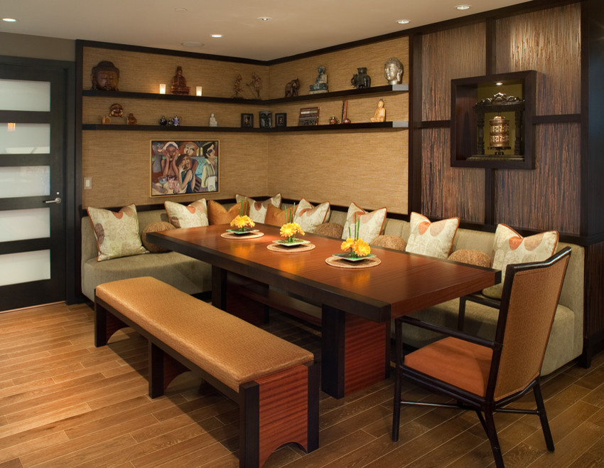 Inspiration pour une salle à manger ouverte sur la cuisine asiatique de taille moyenne avec un mur marron, parquet clair, une cheminée standard et un sol marron.
