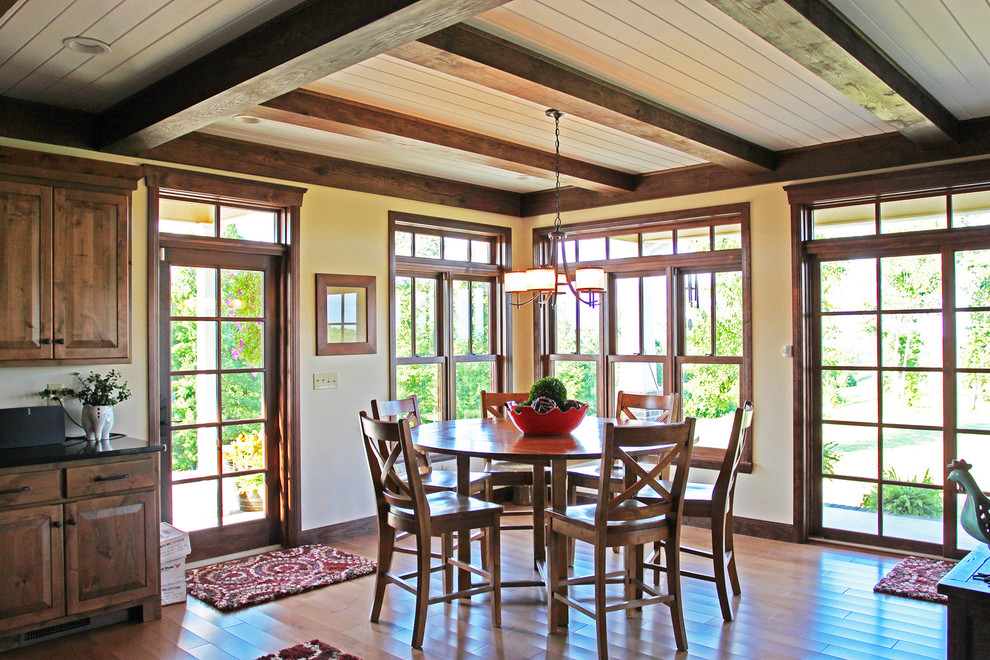 Imagen de comedor de cocina de estilo americano con paredes beige, suelo de madera clara y suelo beige