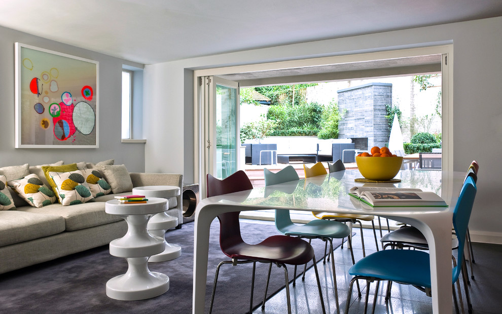 На фото: гостиная-столовая среднего размера в современном стиле с серыми стенами