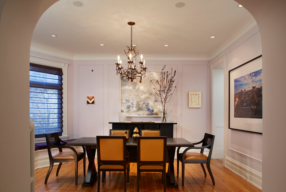 Foto di una sala da pranzo vittoriana chiusa con pavimento in legno massello medio e pareti viola