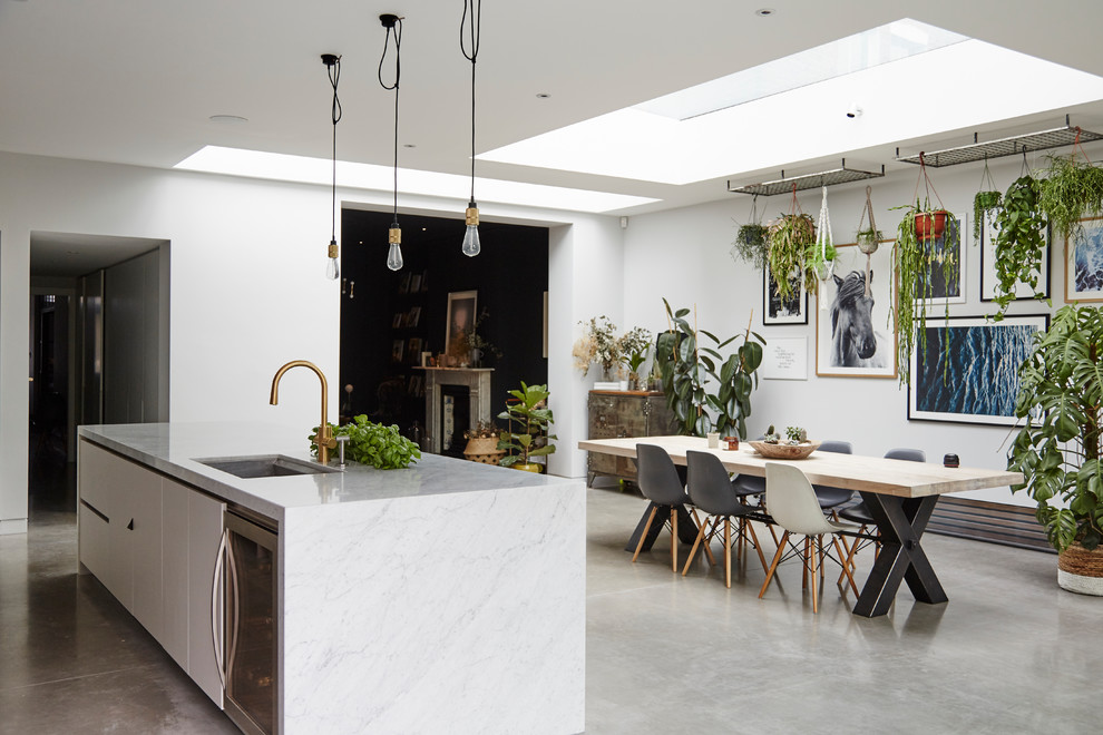 Стильный дизайн: кухня-столовая среднего размера в стиле модернизм с белыми стенами, бетонным полом и серым полом - последний тренд