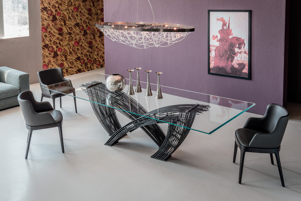 Пример оригинального дизайна: большая гостиная-столовая в стиле лофт с фиолетовыми стенами, бетонным полом и бежевым полом