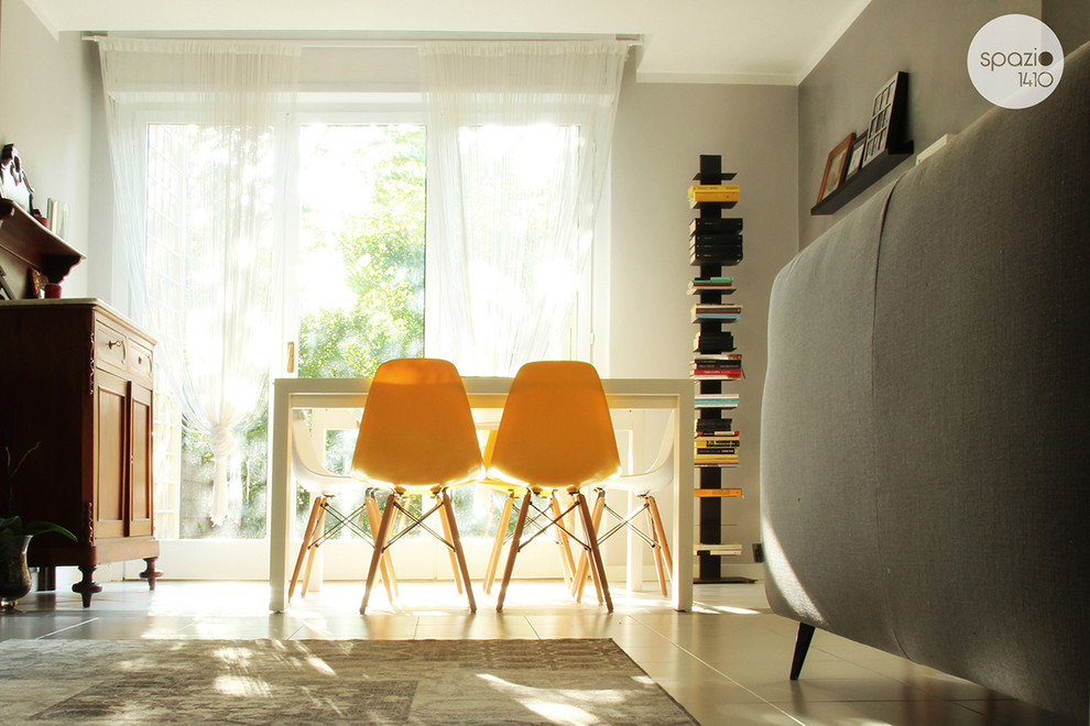 Foto di una sala da pranzo aperta verso il soggiorno minimalista di medie dimensioni con pareti grigie e pavimento con piastrelle in ceramica