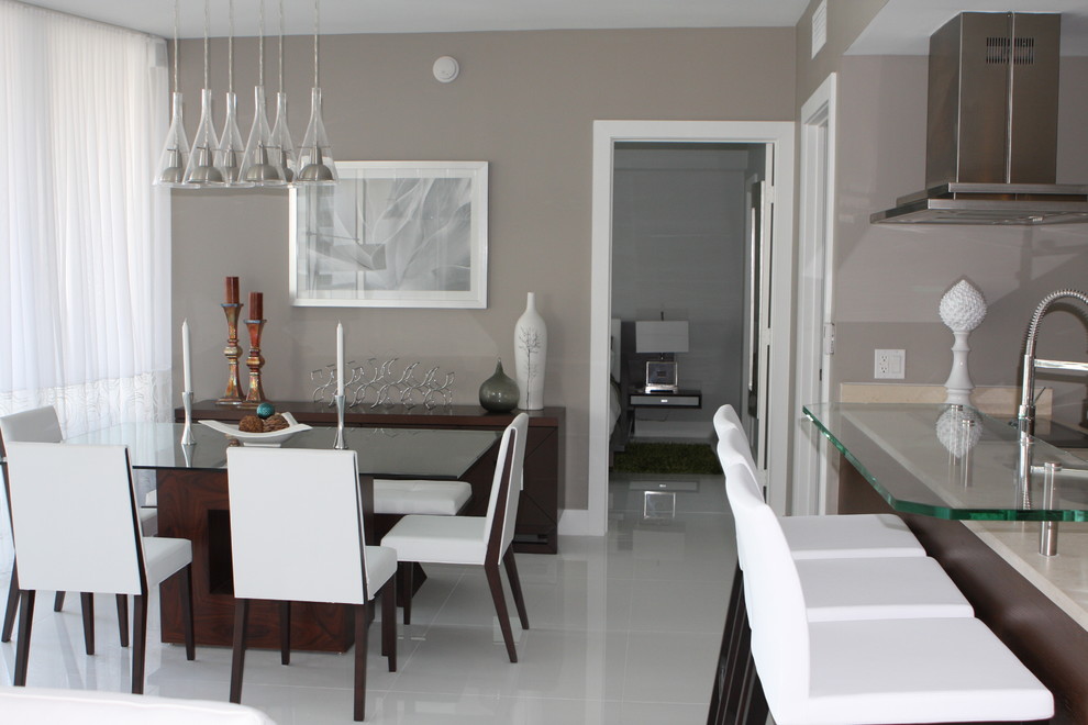 Стильный дизайн: кухня-столовая среднего размера в современном стиле с серыми стенами и полом из керамогранита - последний тренд