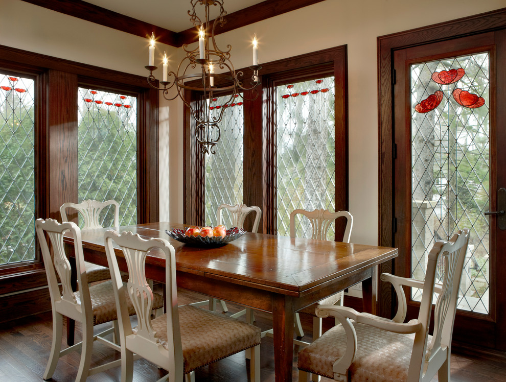 Exemple d'une salle à manger ouverte sur la cuisine victorienne de taille moyenne avec un mur beige et parquet foncé.