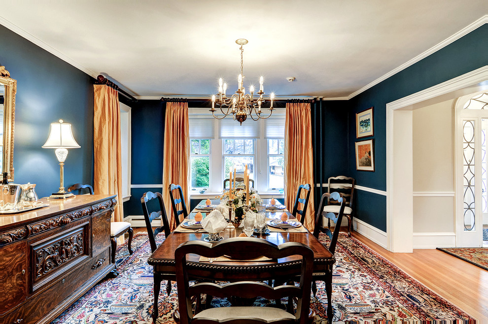 Foto di una sala da pranzo tradizionale chiusa con pareti blu e parquet chiaro
