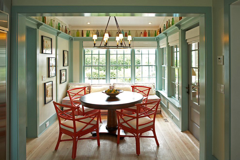 Свежая идея для дизайна: столовая в классическом стиле с паркетным полом среднего тона и зелеными стенами - отличное фото интерьера