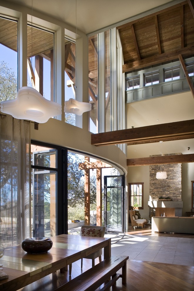 Große Moderne Wohnküche mit beiger Wandfarbe, hellem Holzboden, Kamin und Kaminumrandung aus Stein in San Francisco