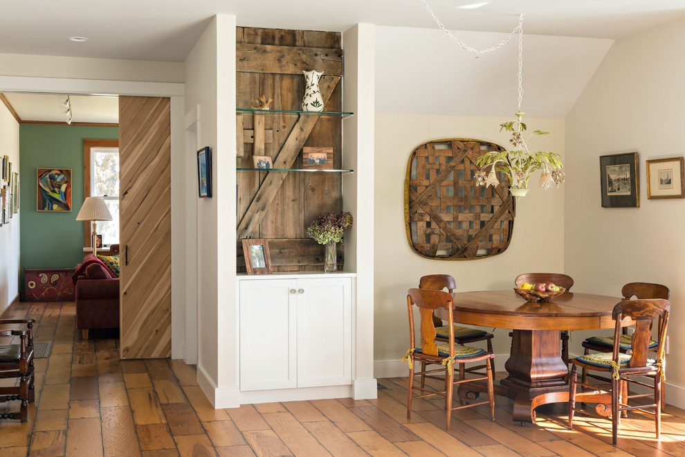 Ejemplo de comedor campestre de tamaño medio abierto con paredes beige y suelo de madera en tonos medios