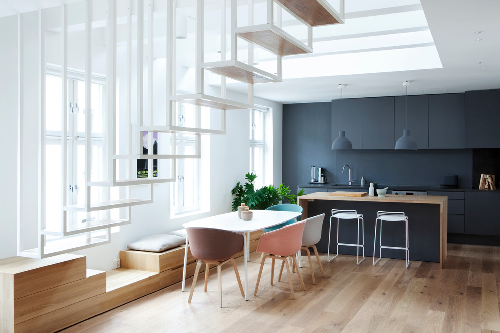 Стильный дизайн: гостиная-столовая в скандинавском стиле с синими стенами и светлым паркетным полом - последний тренд