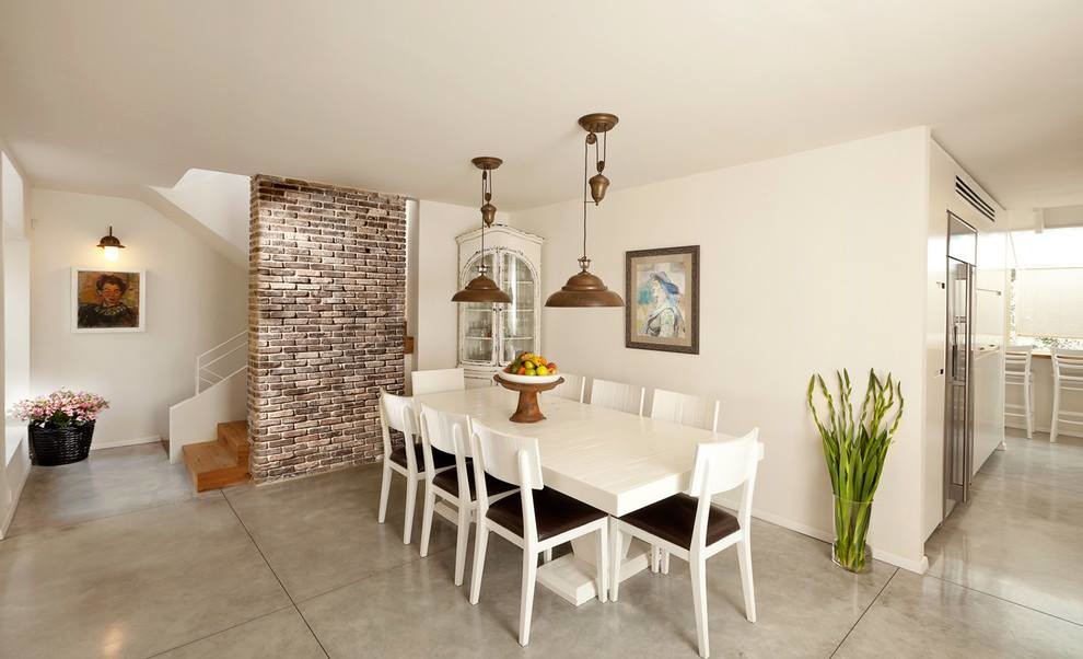 Ispirazione per una sala da pranzo aperta verso la cucina country con pareti bianche, pavimento con piastrelle in ceramica e pavimento bianco