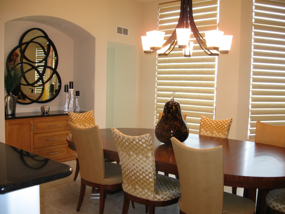 Ispirazione per un'ampia sala da pranzo aperta verso il soggiorno design con pareti beige e pavimento in travertino
