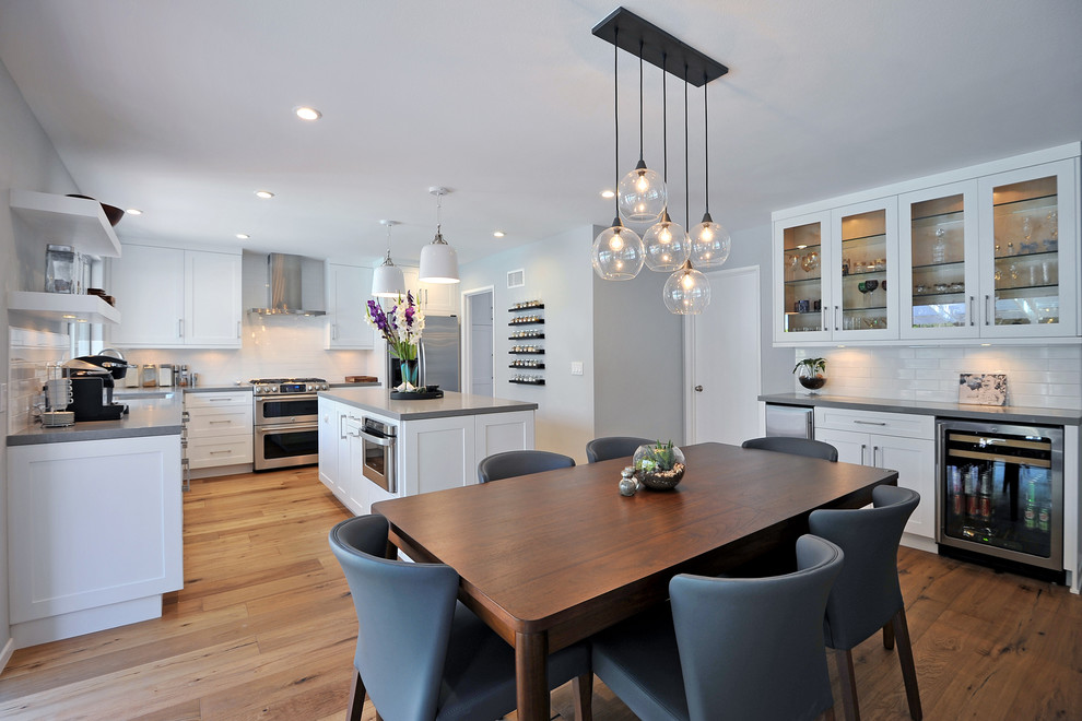 Стильный дизайн: кухня-столовая среднего размера в стиле неоклассика (современная классика) с серыми стенами и паркетным полом среднего тона - последний тренд