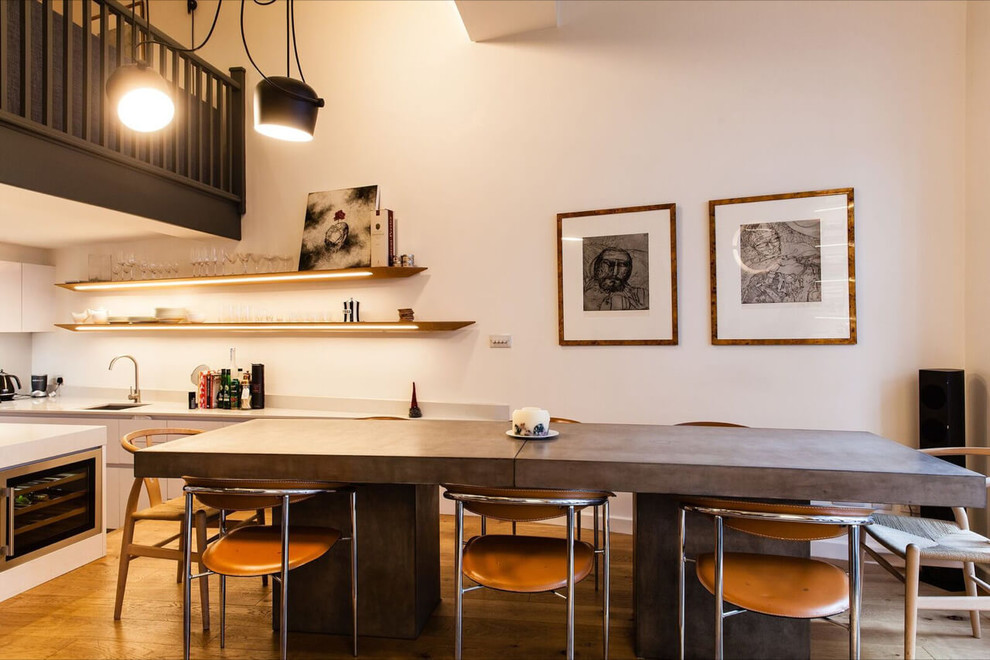 Inspiration för ett mellanstort funkis kök med matplats, med vita väggar, mellanmörkt trägolv och brunt golv