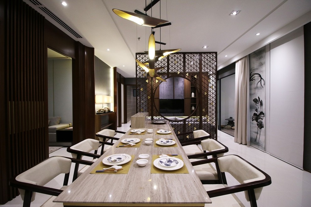 Mittelgroße Asiatische Wohnküche ohne Kamin mit beiger Wandfarbe und Porzellan-Bodenfliesen in Sonstige