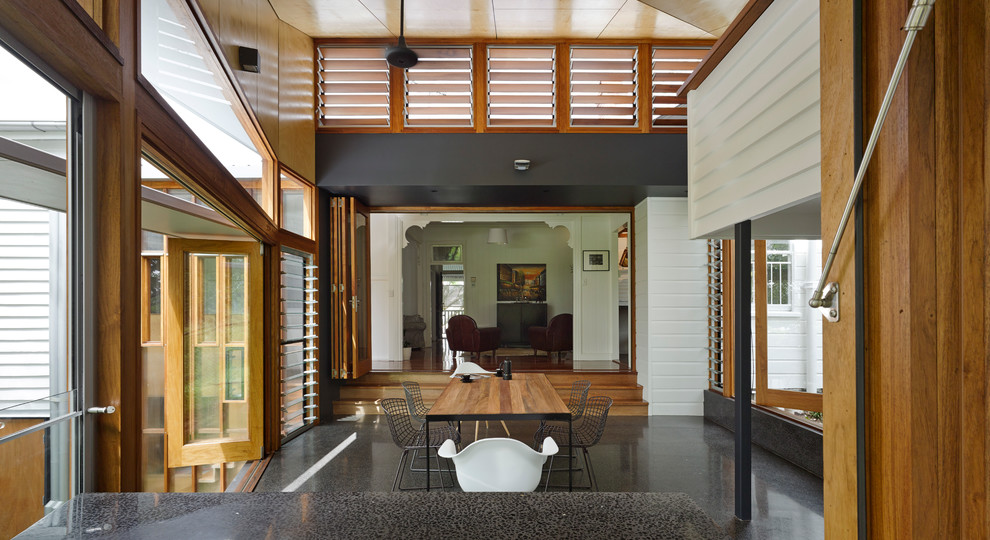 Mittelgroße Moderne Wohnküche mit weißer Wandfarbe und Betonboden in Brisbane
