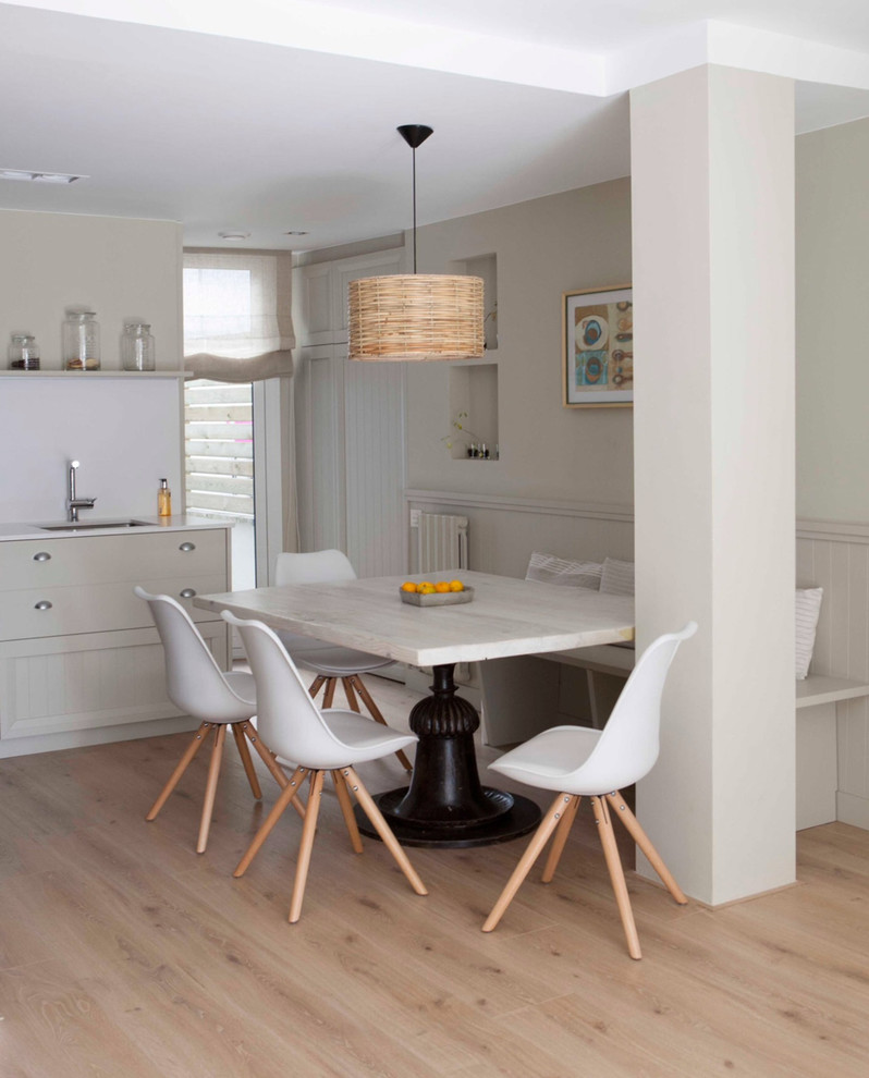 Пример оригинального дизайна: кухня-столовая среднего размера в стиле неоклассика (современная классика) с бежевыми стенами и светлым паркетным полом без камина