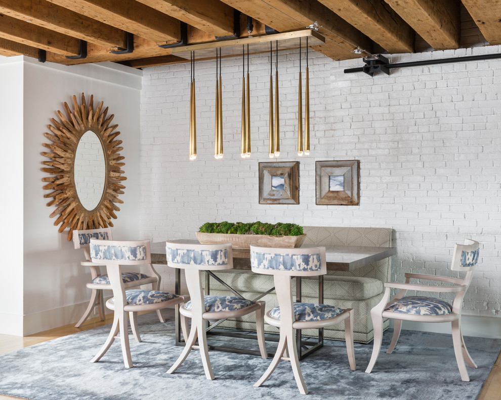 Ispirazione per una sala da pranzo stile marinaro con pareti bianche