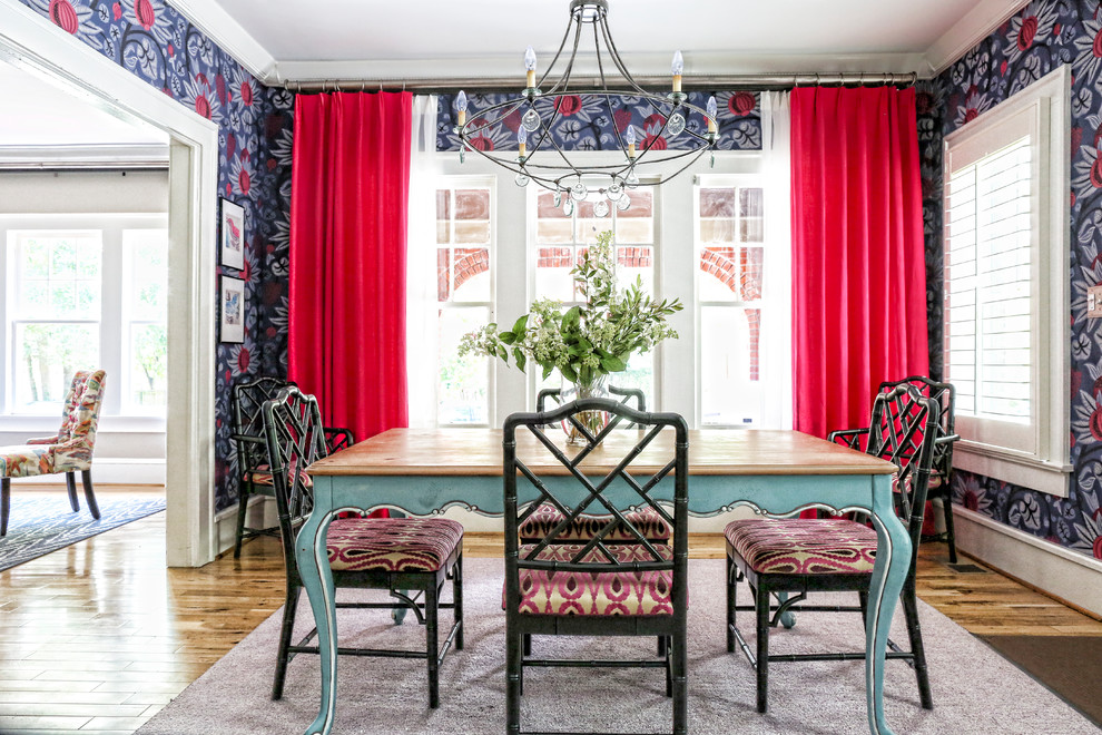 Idee per una piccola sala da pranzo classica chiusa con pareti multicolore, parquet chiaro e pavimento marrone