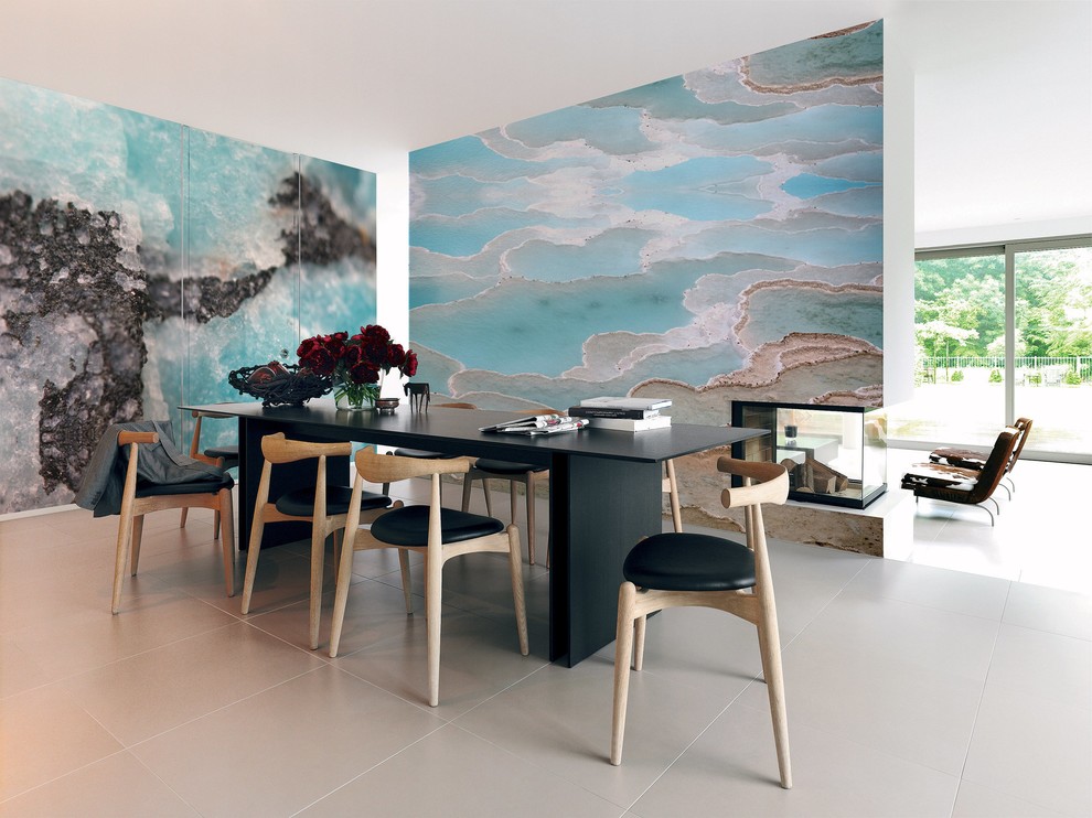 Cette photo montre une salle à manger ouverte sur la cuisine rétro de taille moyenne avec un mur bleu et une cheminée double-face.