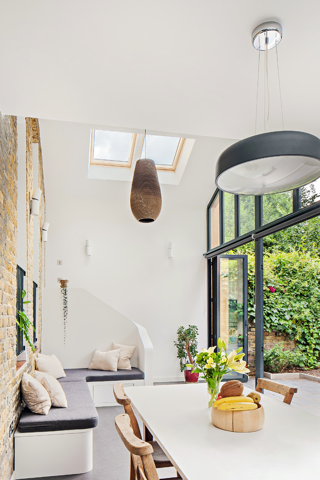 Mittelgroße Moderne Wohnküche mit weißer Wandfarbe und Vinylboden in London