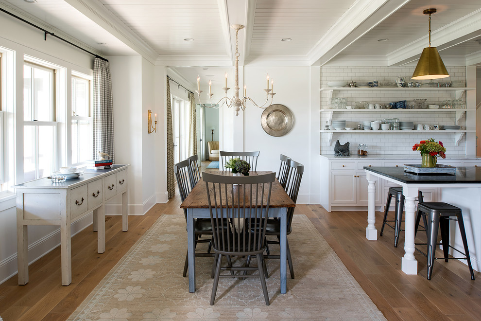 Country Wohnküche mit weißer Wandfarbe, braunem Holzboden und braunem Boden in Minneapolis