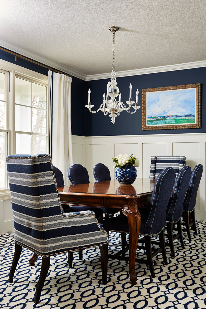 Foto de comedor clásico de tamaño medio cerrado con paredes azules, moqueta y suelo multicolor