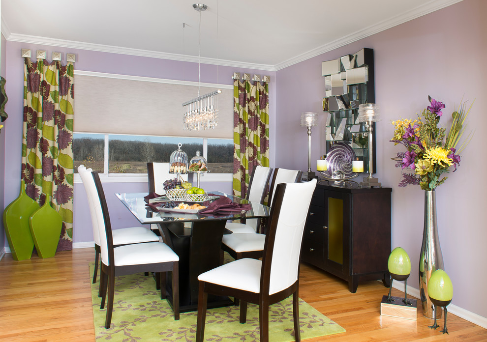 На фото: отдельная столовая среднего размера в стиле модернизм с фиолетовыми стенами и светлым паркетным полом без камина