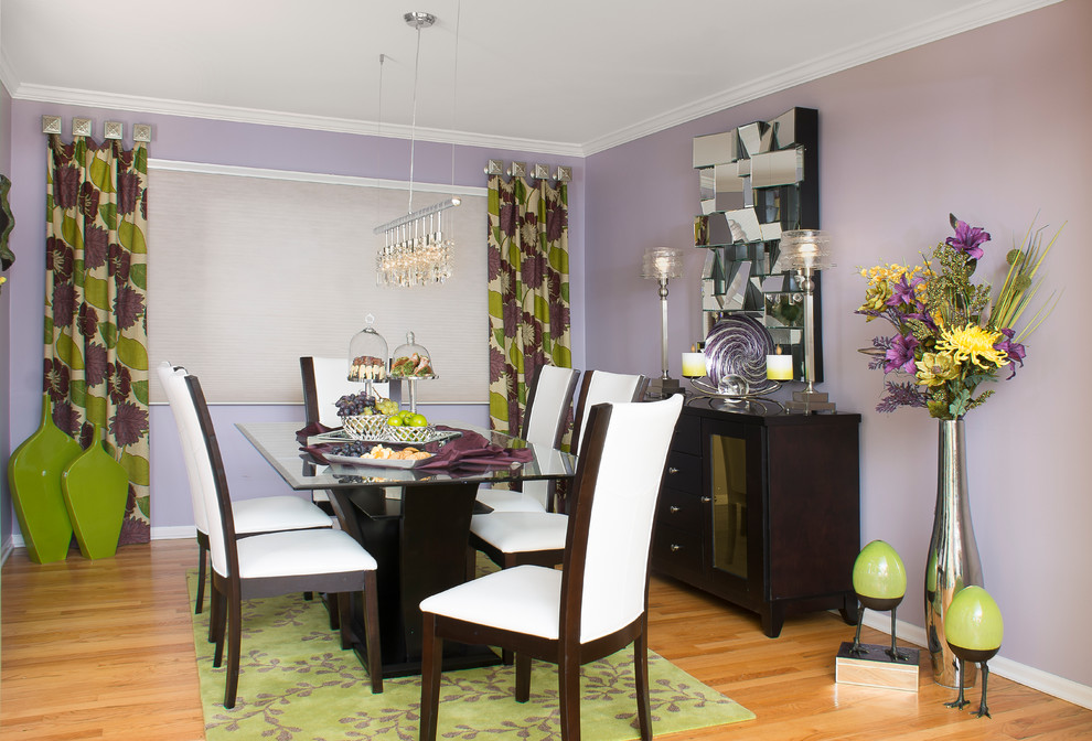 Ispirazione per una sala da pranzo moderna chiusa e di medie dimensioni con pareti viola, parquet chiaro e nessun camino