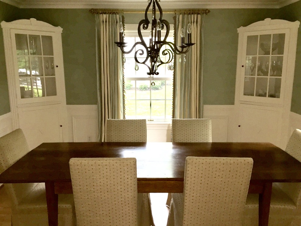 Example of a classic dining room design in Louisville