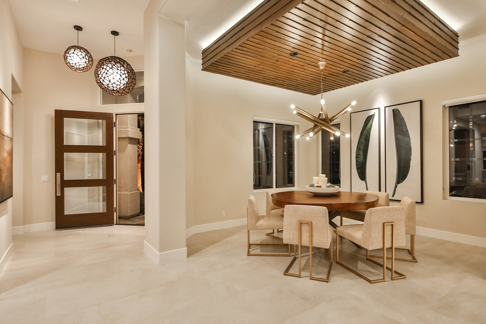 Foto di una sala da pranzo aperta verso il soggiorno contemporanea di medie dimensioni con pareti beige, pavimento in gres porcellanato, nessun camino e pavimento beige