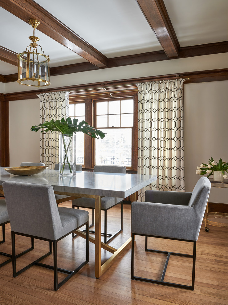 Imagen de comedor clásico renovado con paredes blancas, suelo de madera en tonos medios y suelo marrón