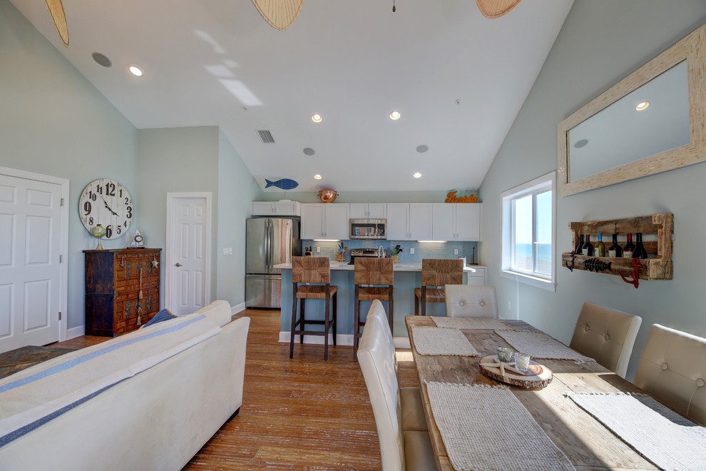 Стильный дизайн: гостиная-столовая среднего размера в морском стиле с синими стенами и полом из бамбука без камина - последний тренд