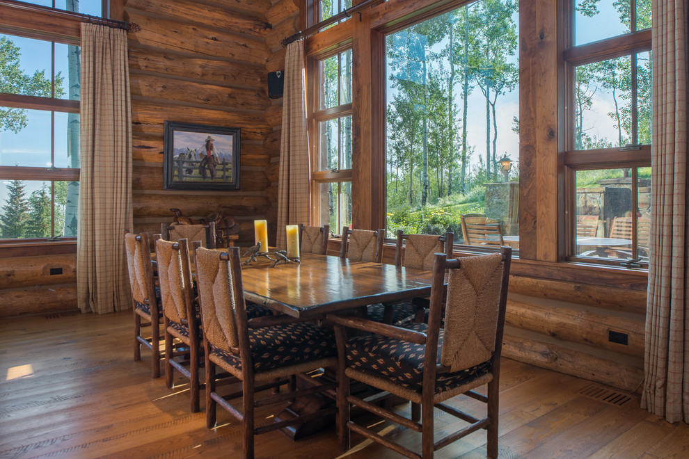 Foto de comedor rural con paredes marrones, suelo de madera en tonos medios y suelo marrón