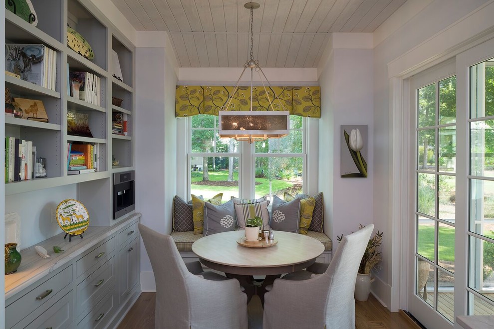 Стильный дизайн: кухня-столовая среднего размера в классическом стиле с серыми стенами и светлым паркетным полом без камина - последний тренд