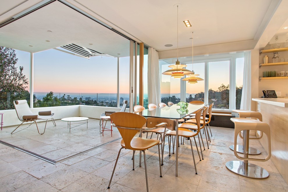 Exemple d'une grande salle à manger ouverte sur le salon tendance avec un mur beige, un sol en travertin, aucune cheminée, un sol beige et éclairage.