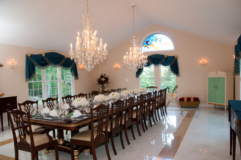 Стильный дизайн: огромная гостиная-столовая в классическом стиле с бежевыми стенами и мраморным полом без камина - последний тренд