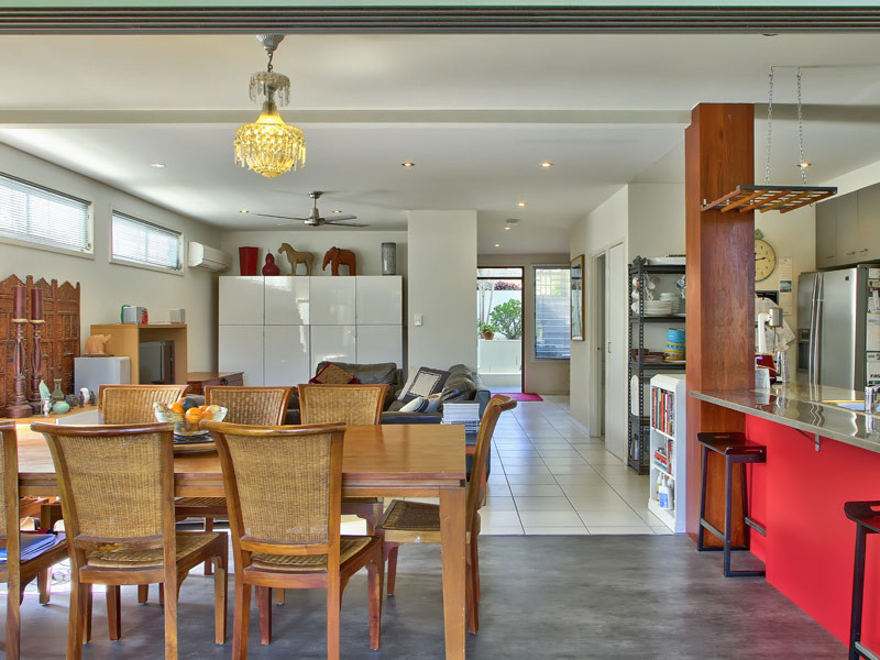 Mittelgroße Wohnküche mit weißer Wandfarbe und Vinylboden in Brisbane