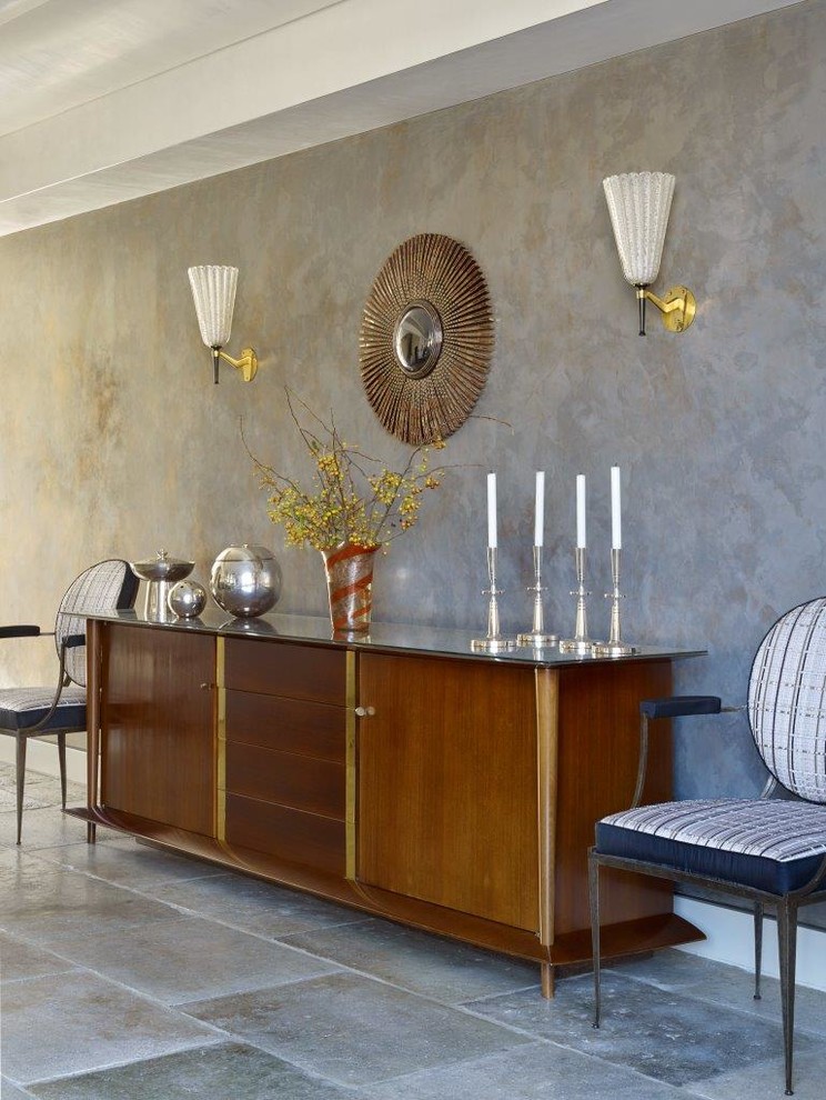 Стильный дизайн: огромная гостиная-столовая в современном стиле с серыми стенами, полом из известняка, стандартным камином и фасадом камина из металла - последний тренд