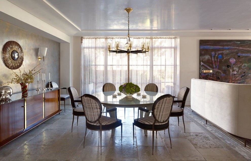 Идея дизайна: огромная гостиная-столовая в современном стиле с серыми стенами и полом из известняка