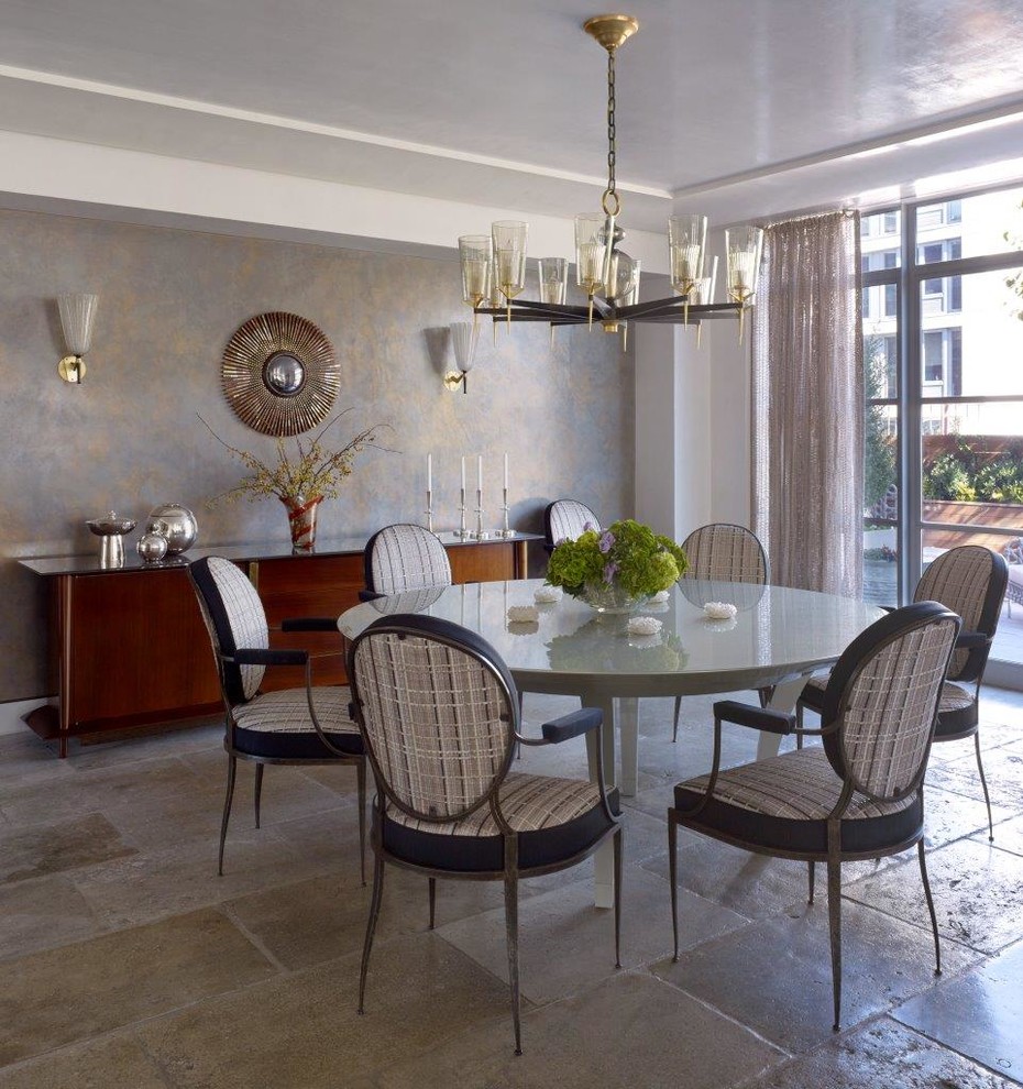 Immagine di un'ampia sala da pranzo aperta verso la cucina minimal con pareti grigie e pavimento in pietra calcarea