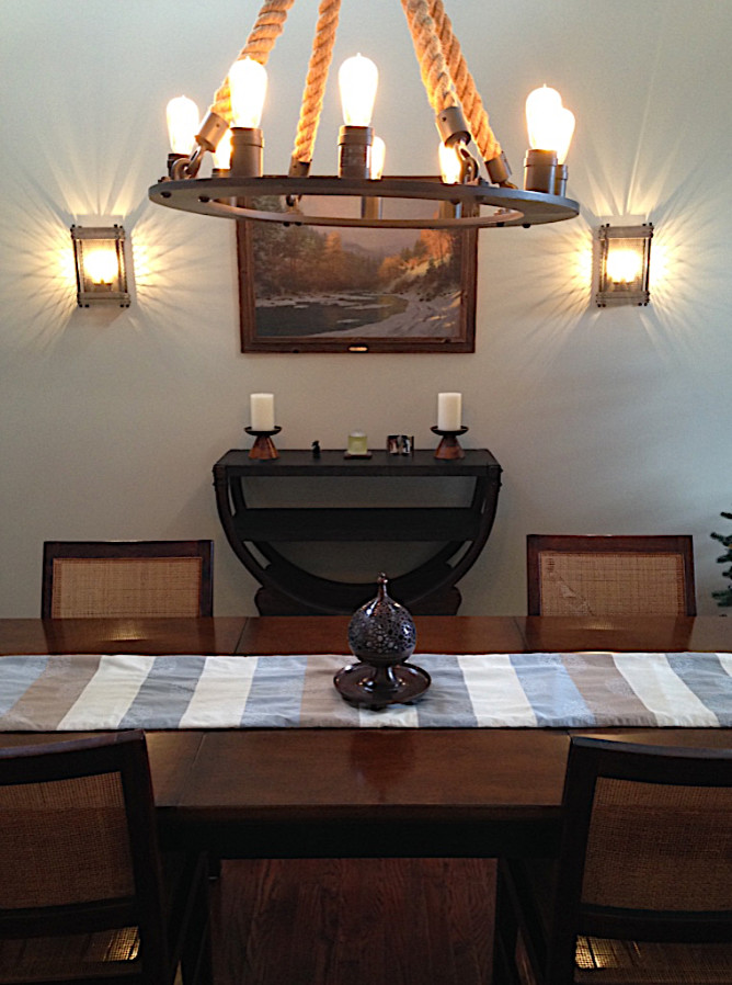 Esempio di una sala da pranzo aperta verso la cucina industriale di medie dimensioni con pareti beige, pavimento in legno massello medio e pavimento marrone