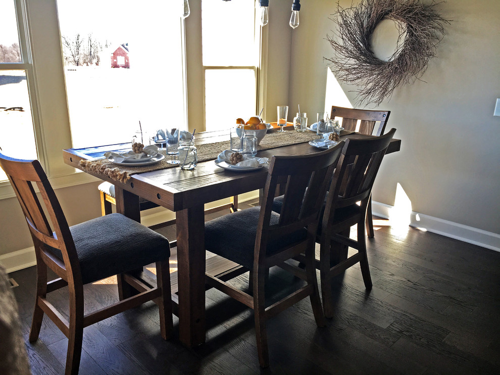 Cette image montre une salle à manger rustique avec un sol en vinyl et un sol marron.