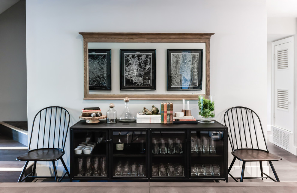 Immagine di una sala da pranzo aperta verso la cucina minimalista di medie dimensioni con pareti grigie e pavimento in legno massello medio