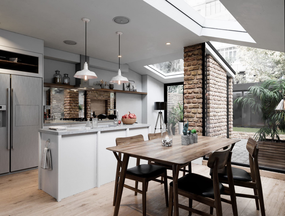Idée de décoration pour une salle à manger ouverte sur la cuisine urbaine de taille moyenne avec un mur beige, parquet clair et un sol marron.