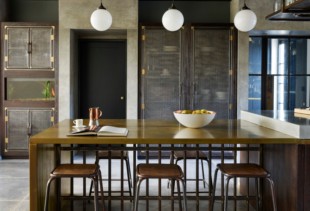 Стильный дизайн: кухня-столовая в стиле лофт с серыми стенами и серым полом - последний тренд
