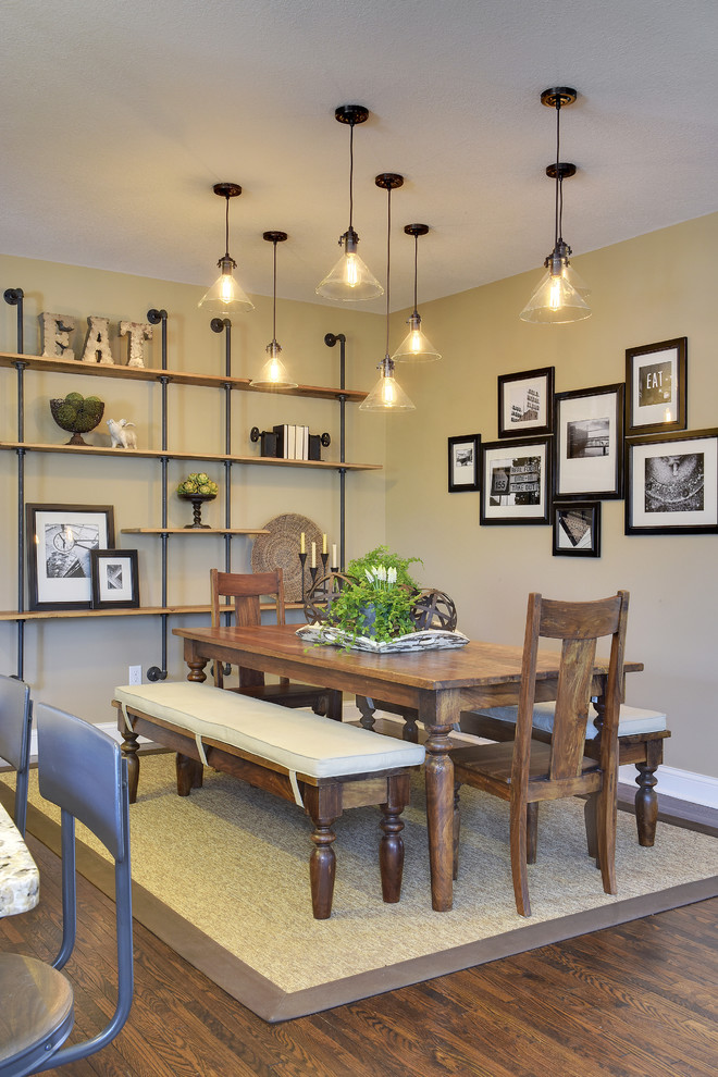 Foto di una sala da pranzo aperta verso la cucina industriale di medie dimensioni con pareti beige, parquet scuro e pavimento marrone