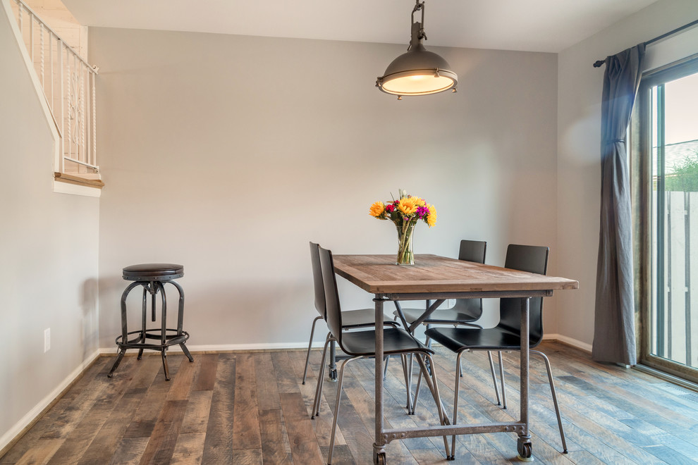 Foto di una sala da pranzo aperta verso la cucina stile rurale di medie dimensioni con pareti grigie, pavimento in legno massello medio, pavimento multicolore e nessun camino